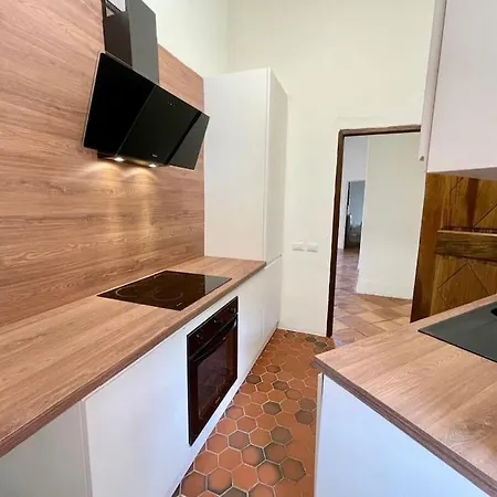 Sulla Promenade Du Port